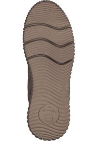 Suola di scarpa con texture a righe, realizzata in gomma beige. Presenta un logo circolare e offre trazione grazie al suo motivo ondulato.