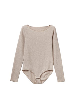 Bodysuit de manga larga en beige, hecho de una tela suave. Presenta un escote amplio y un cierre en la parte inferior, con una textura lisa.