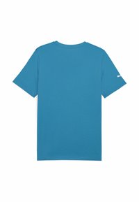 Turkio spalvos marškinėliai trumpomis rankovėmis, apvaliu kaklu ir lygiu paviršiumi. Puošia mažas baltas logotipas ant kairės rankovės.