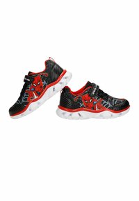 Scarpe sportive nere con design di Spider-Man, dettagli rossi, tomaia in mesh e suola bianca con ammortizzazione ad aria visibile e cinturino in velcro.