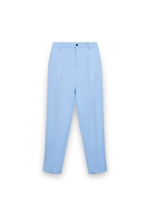 Pantaloni su misura azzurro chiaro con pieghe frontali, passanti per cintura e chiusura con bottone nero, mostrati su sfondo bianco.