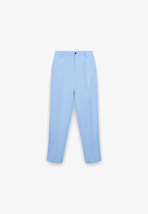Pantaloni su misura azzurro chiaro con pieghe frontali, passanti per cintura e chiusura con bottone nero, mostrati su sfondo bianco.