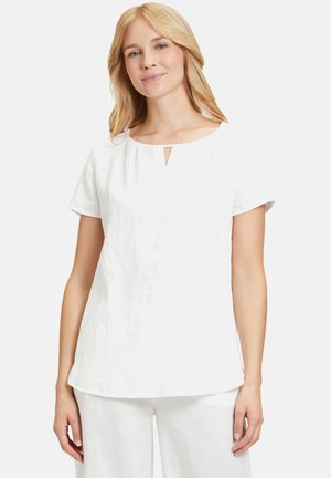 Weißes Leinen-T-Shirt mit kurzen Ärmeln und rundem Ausschnitt, das an der Vorderseite mit einem kleinen Schlüsselverschluss und leichten Raffungen am Ausschnitt versehen ist.