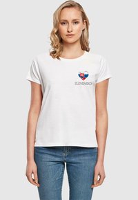 Merchcode FOOTBALL - SLOVAKIA - T-shirts med print - white