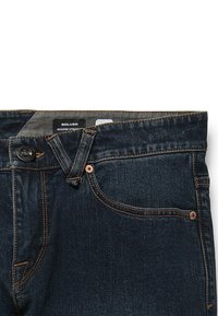 Mørkeblå denimjeans med moderne rett snitt, med kobberfarget søm, knappelukking og femlommedesign.