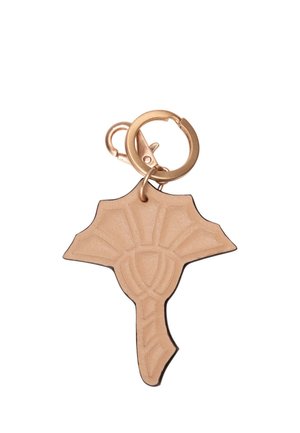 Llavero con un colgante de cuero beige con forma de árbol estilizado o abanico abstracto, unido a un anillo y cierre de color dorado.