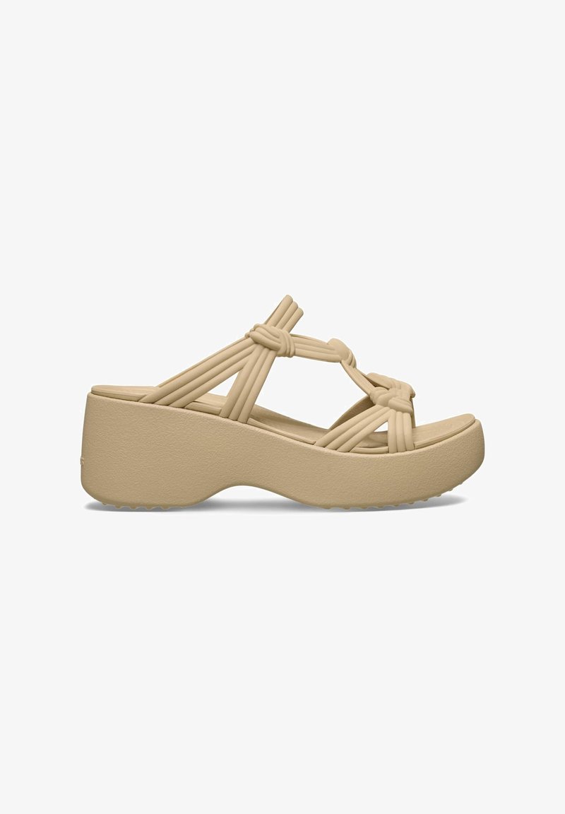 Sandale compensée beige avec plusieurs brides nouées et semelle texturée, bout ouvert et talon ouvert, chaussure décontractée d'été.