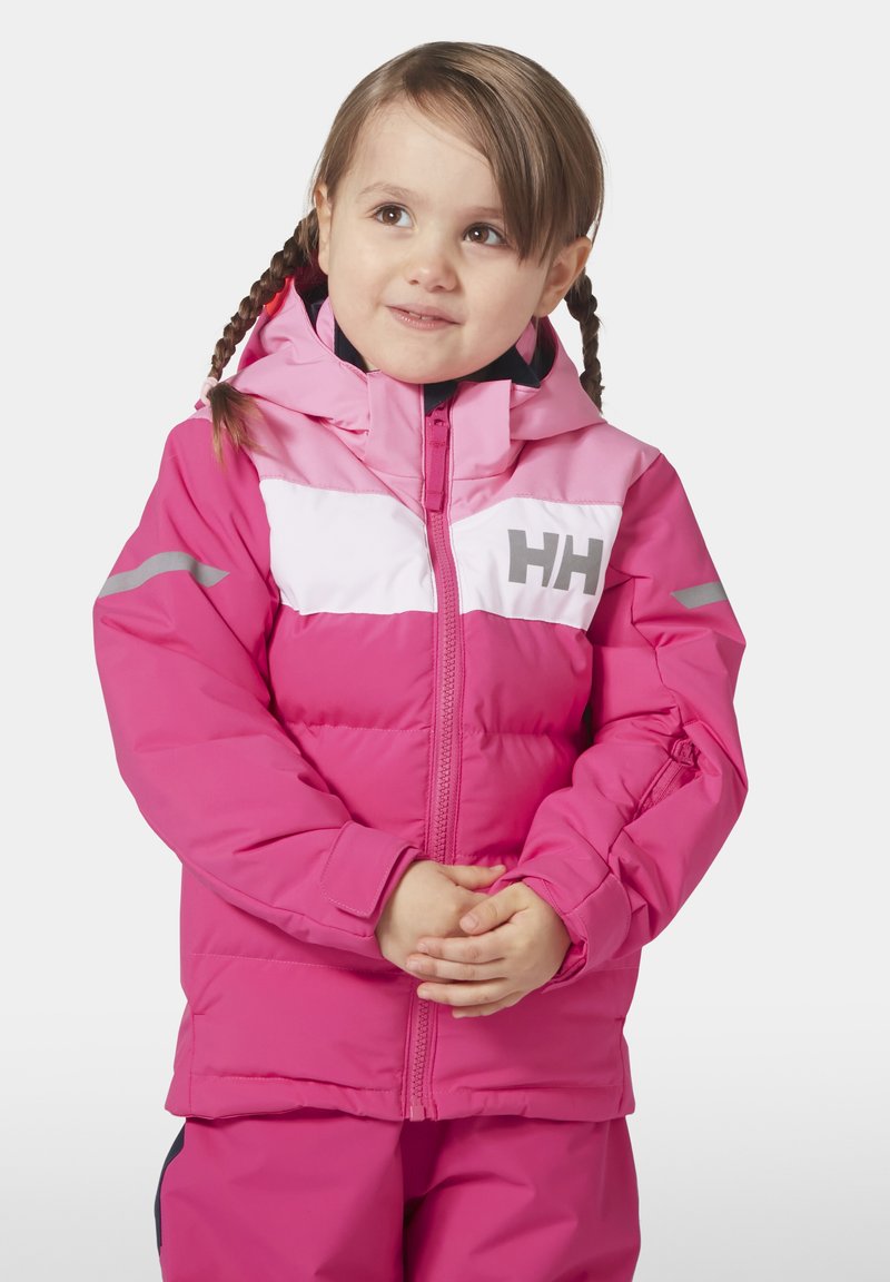 Roze geïsoleerde jas met een witte borstpaneel en grijze accenten. Voorzien van een capuchon, een rits aan de voorkant en een puffy textuur. Geschikt voor koud weer.