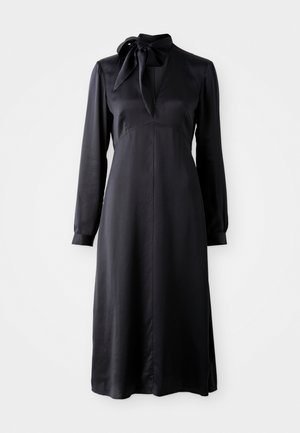 Vestido de satén negro con mangas largas, escote en V y corbata de cuello adjunta. Presenta un cuerpo ajustado y una falda fluida que llega hasta la mitad de la pantorrilla.