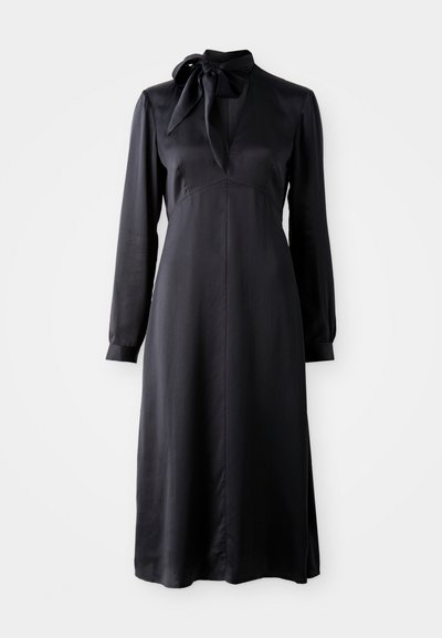 Schwarzes Satin-Kleid mit langen Ärmeln, V-Ausschnitt und angenähtem Krawattenband. Es verfügt über ein tailliertes Oberteil und einen fließenden Rock, der bis zur Mitte der Wade reicht.