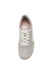 Graue Wildleder-Sneaker mit weißen Schnürsenkeln, pinkem Innenfutter, Gummisohle und subtilen Logo-Details an der Seite. Klassisches sportliches Design.
