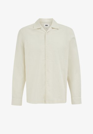 Cămașă bej cu mâneci lungi, cu nasturi, guler ascuțit și manșete, prezentată frontal pe un fundal alb.