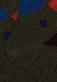Calze a motivo argyle in verde scuro, con forme di diamante blu e rosso e sottili accenti neri. Realizzate in tessuto morbido e flessibile.