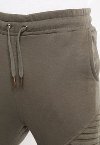 Urban Classics PLEAT SWEATPANTS - Pantalones deportivos - olive
