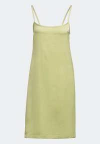 Jasnozielona, bezrękawna sukienka midi z cienkimi ramiączkami i logo Adidas na górnej lewej części klatki piersiowej, na jednolitym tle.