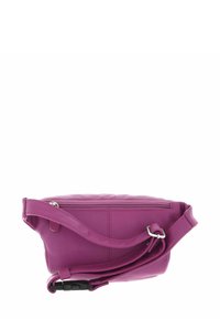 Sac bandoulière en cuir fuchsia avec une surface texturée, fermeture éclair et sangle réglable avec une boucle en plastique.