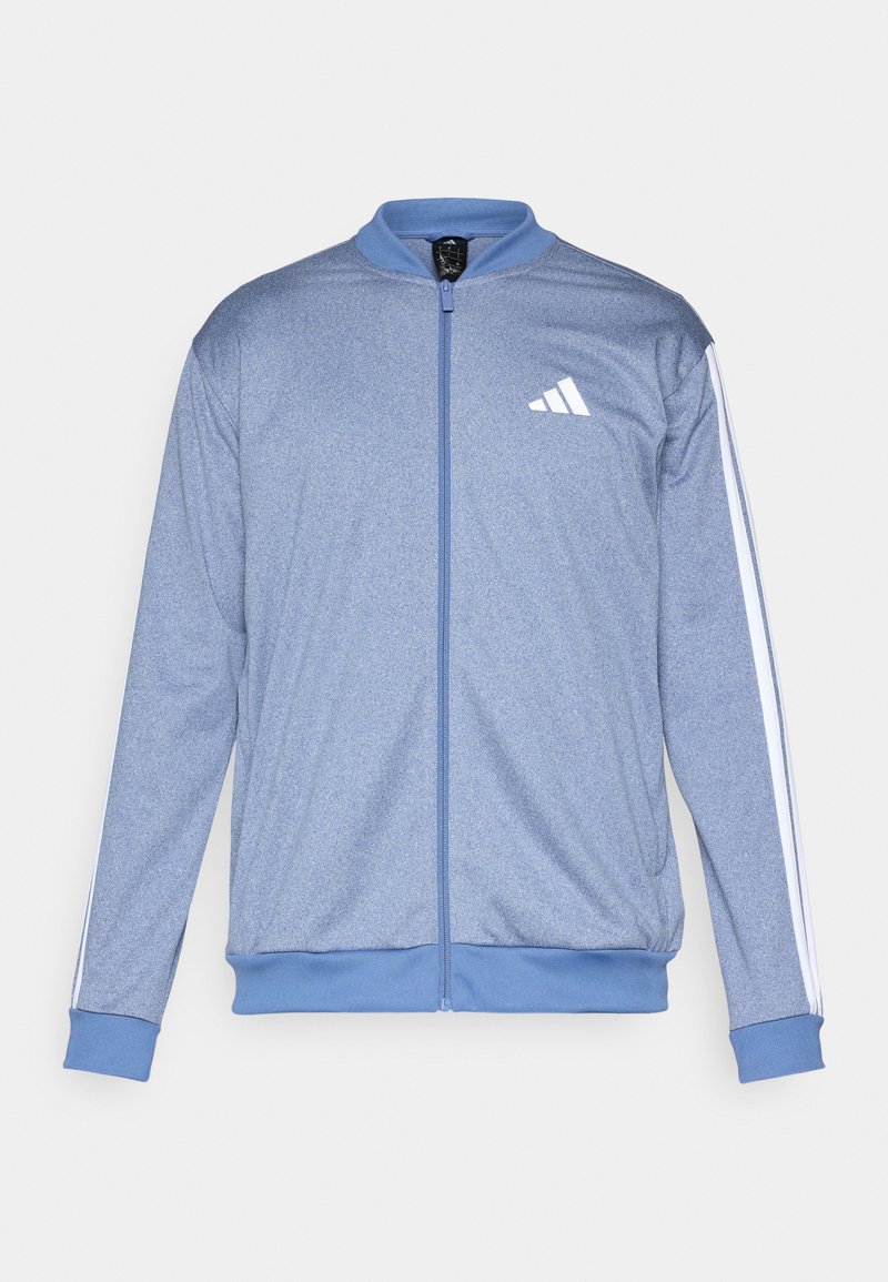 Chaqueta atlética azul claro con cremallera, con franjas blancas en las mangas y el logo blanco de Adidas en el pecho, puños y dobladillo acanalados.