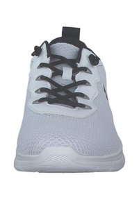 Chaussures de sport blanches avec une tige en tricot texturé, des lacets noirs, une semelle en caoutchouc et une languette au talon pour un enfilage facile.