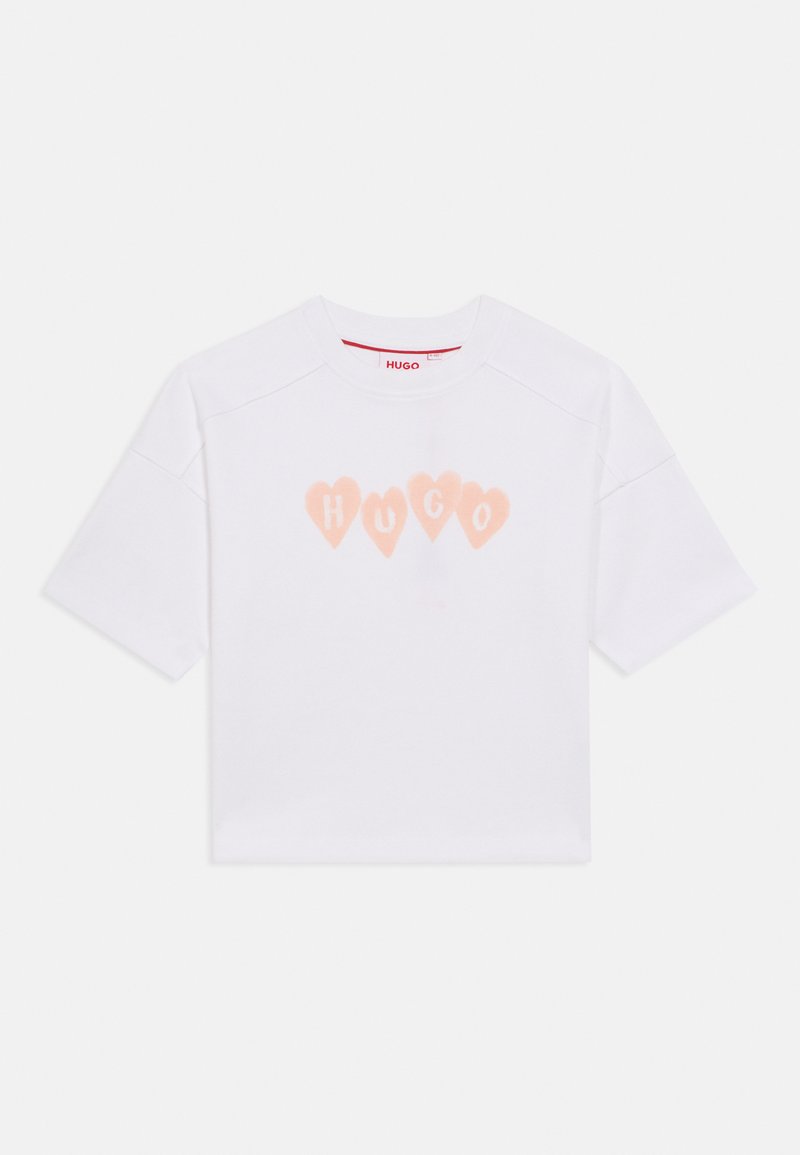 Λευκό βαμβακερό t-shirt με κοντά μανίκια και στρογγυλή λαιμόκοψη, με τη λέξη "HUGO" τυπωμένη μπροστά μέσα σε απαλά ροδακινί καρδιές.