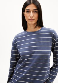 Navyblaues Langarmshirt mit weißen horizontalen Streifen, Rundhalsausschnitt und weichem Baumwollmaterial. Legere Passform mit entspanntem Design.
