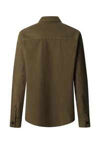 Camisa de manga larga color verde oliva oscuro, material de algodón, cuello clásico, costura en la espalda, puños con botones, textura lisa sin patrones.