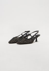 Črne slingback čevlje s koničastim nosom, okrašene z teksturiranim vzorcem črnih kroglic in nizkim blokastim peto.