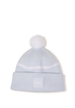 Bonnet d'hiver tricoté bleu clair avec pompon blanc sur le dessus, bande blanche, revers plié et patch logo BOSS au centre devant.