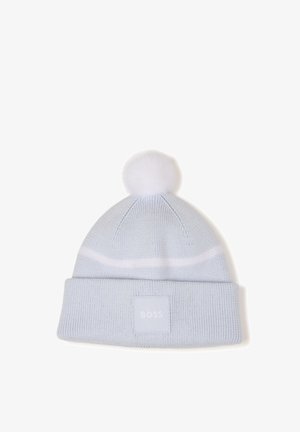 Bonnet d'hiver tricoté bleu clair avec pompon blanc sur le dessus, bande blanche, revers plié et patch logo BOSS au centre devant.