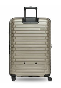 Hartschalenkoffer in metallischem Gold, mit horizontalen Rillen, einem ausziehbaren schwarzen Griff und vier schwarzen Rollen für Mobilität.