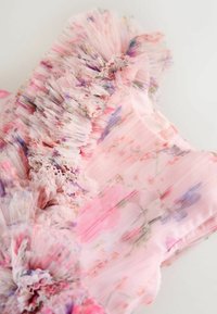 Roosa lilleline kleit volangakreemidega, mis on valmistatud pehmest tüllist ja kergest materjalist, kaunistatud värvikate lillemustriga.