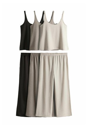 Tres conjuntos de camisetas sin mangas y pantalones de pierna ancha a juego en negro, topo y beige, dispuestos uno al lado del otro sobre fondo blanco.