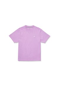 T-shirt à manches courtes en coton lavande clair, avec un col rond et un petit logo sur la poitrine, avec une texture lisse et une couleur unie.