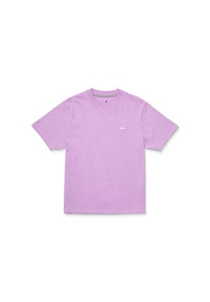 Kurzarm-T-Shirt aus leichtem Lavendel-Baumwollstoff, mit einem Rundhalsausschnitt und einem kleinen Logo auf der Brust, mit einer glatten Textur und einfarbig.