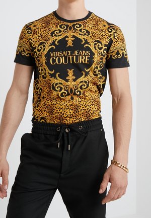 Schwarzes und goldenes Leopardenmuster-T-Shirt mit rundem Ausschnitt und detaillierten Barockmustern. Enthält das Logo "VERSACE JEANS COUTURE".