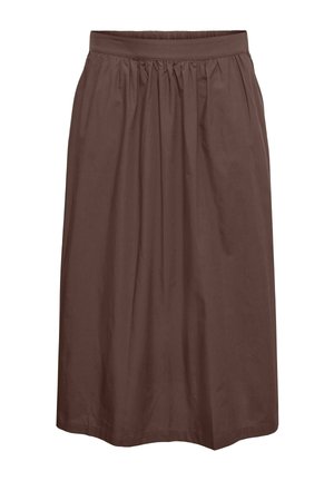 Brūna midi svārki ar savākto jostu un vaļīgu, plūstošu audumu, uz baltas fona.