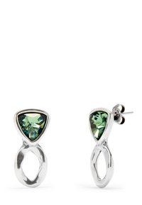 Pendientes de plata con cristales verdes triangulares, con un diseño de bucle único y un acabado pulido, que exhiben formas geométricas modernas.