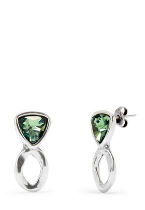 Pendientes de plata con cristales verdes triangulares, con un diseño de bucle único y un acabado pulido, que exhiben formas geométricas modernas.