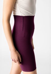Body a vita alta, senza cuciture, in un profondo bordeaux. Realizzato in tessuto elasticizzato, presenta una texture liscia e un design aderente.