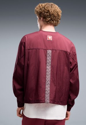 Puma, SWITZERLAND X SALEHE BEMBURY KING TRACK JACKET - Ένδυση εθνικής ομάδας - team regal red