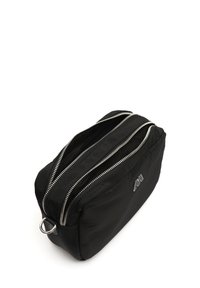 Pochette cosmetica in nylon nera con due cerniere argentate, forma rettangolare, texture liscia e un accento metallico circolare sul lato.