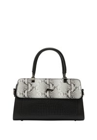 Struktureret håndtaske med en sort tekstureret bund og en hvid slangeprint-låg. Metalhardware-accents og to håndtag fuldender designet.