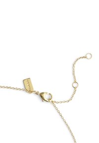 Guld armbånd med en klemme i lobster-stil, rektangulært charm med indgraveret tekst, og led i et fint, snoet design.