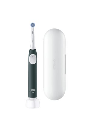 Brosse à dents électrique Oral-B iO en noir et blanc avec tête ronde et étui de voyage blanc sur fond blanc.