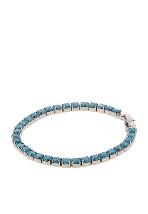 Sølvarmbånd med jævnt fordelte blå ædelsten sat i firkantede indfatninger og en sikker lås på en hvid baggrund.