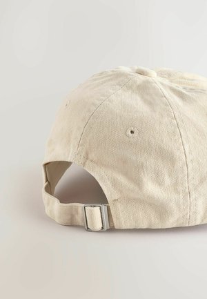 Šviesiai rudos spalvos medvilnės beisbolo kepurė su išlenktu švytuoklės kraštu, reguliuojama sagtimi gale ir siuvimo detalėmis palei siūles.