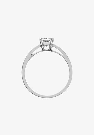 Hõbedane sõrmus, millel on selge kolmnurkne gem, asetatud kõrgendatud haardesse, avatud riba disainiga ja läikiv viimistlus.