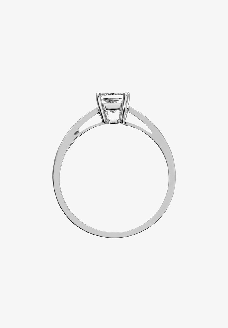 Hõbedane sõrmus, millel on selge kolmnurkne gem, asetatud kõrgendatud haardesse, avatud riba disainiga ja läikiv viimistlus.