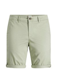 Shorts vert clair en coton avec une fermeture à bouton, des revers retroussés et un design à devant plat. Comprend deux poches latérales et une finition soignée.