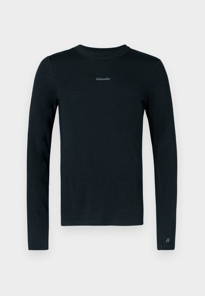 Čierna košeľa s dlhým rukávom a okrúhlym výstrihom. V strede má jemné logo. Vyrobená z hladkého, ľahkého materiálu.