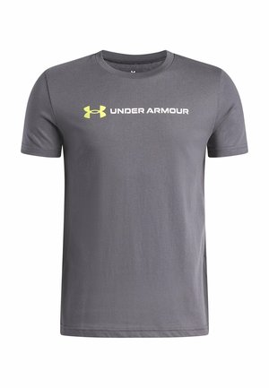 Grijs Under Armour T-shirt met korte mouwen, geel logo en witte ""UNDER ARMOUR""-tekst gecentreerd op de borst, effen achtergrond.